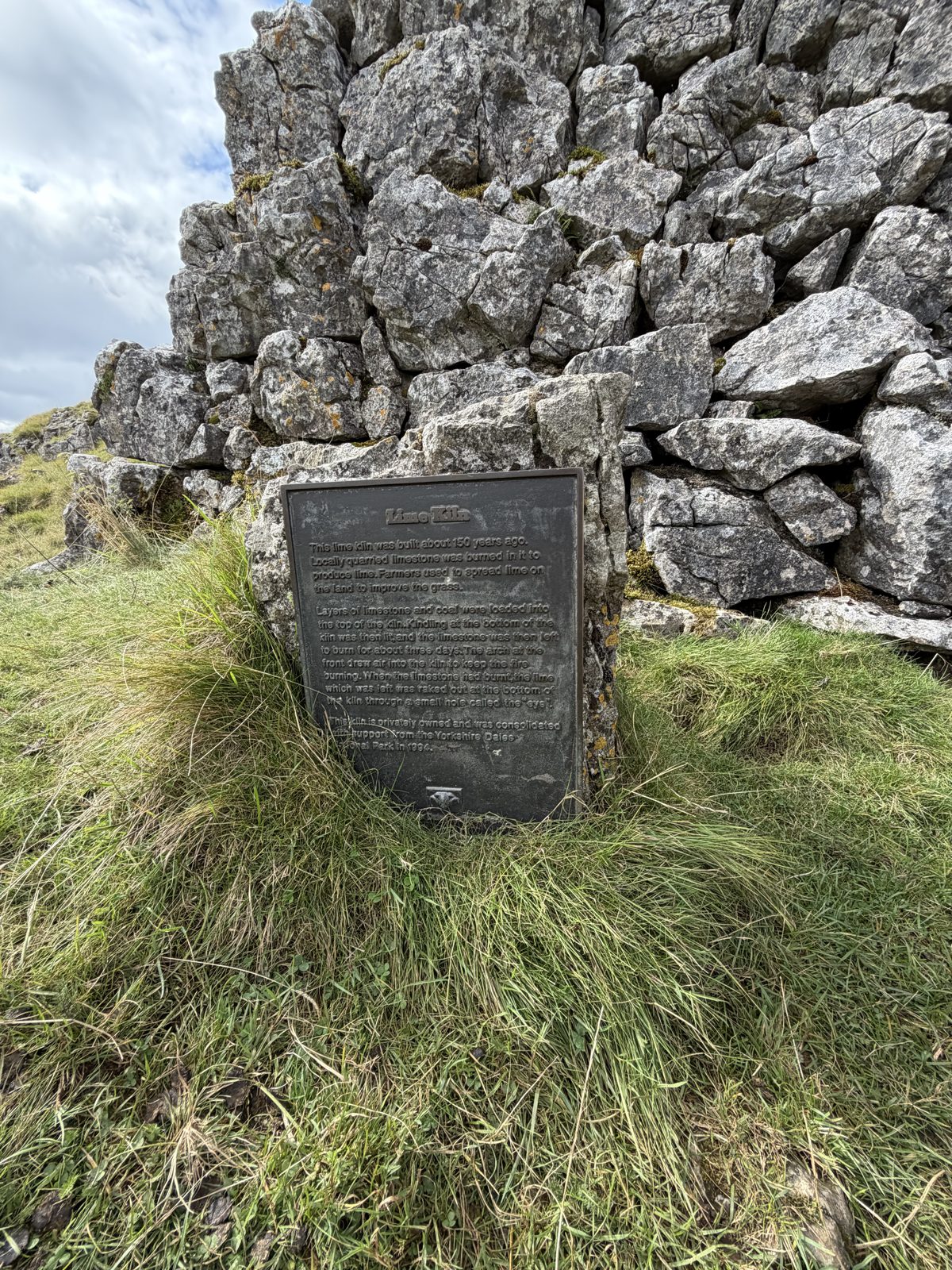 The lime kiln plaque explaining how it was fired